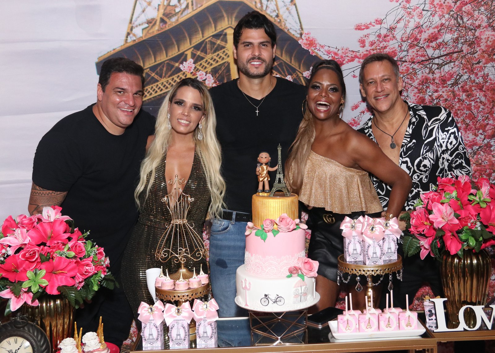 Adriana Bombom comemora aniversário na Lalu Lounge Barra e reuni várias celebridades