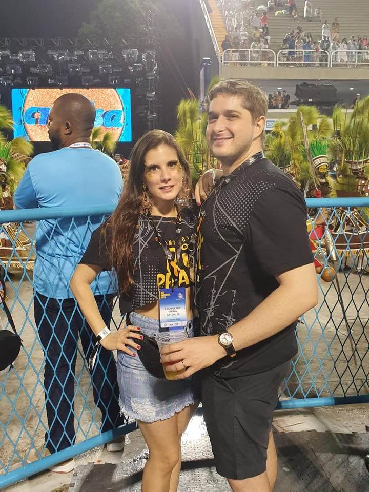 A atriz, que ama carnaval passou a tarde com amigos na feijoada do Rio Othon e em seguida seguiu para a Sapucai, onde assistiu os desfiles da Serie A, do camarote Rio Praia!