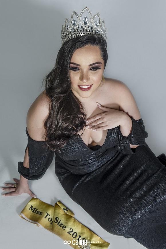 Nina Sousa a primeira  brasileira a conquistar título mundial beleza Plus Size