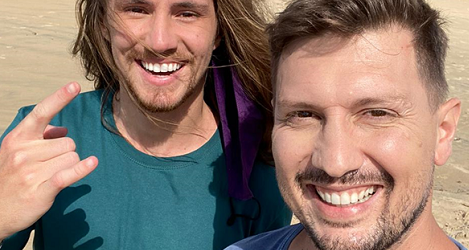 Daniel Cajal e o cantor Vitor Kley gravam vídeo juntos na Praia Brava, SC