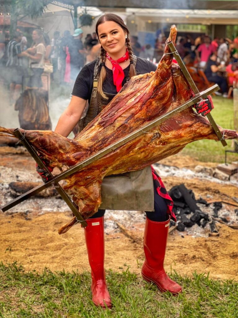 Helô Palácio faz churrasco no palco principal da Festa do Peão de