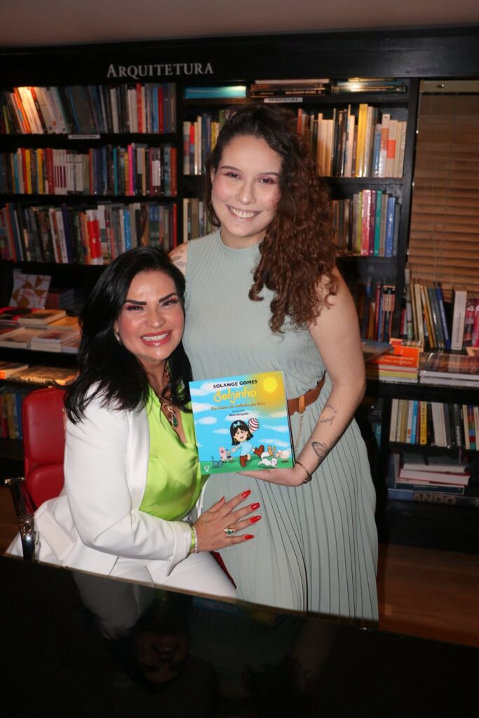 Solange Gomes lança livro infantil no RJ ao lado da filha Stephanie