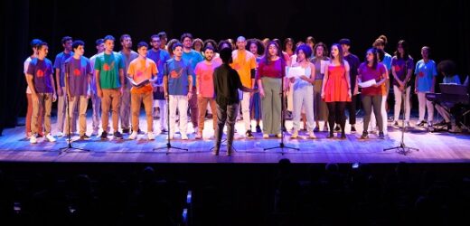 Coro LGBTQIA+ da Rocinha faz recital no Teatro Riachuelo