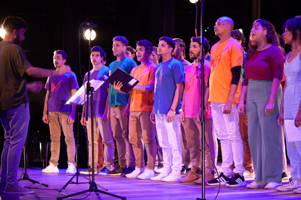 Coro LGBTQIA+ da Rocinha faz recital no Teatro Riachuelo 