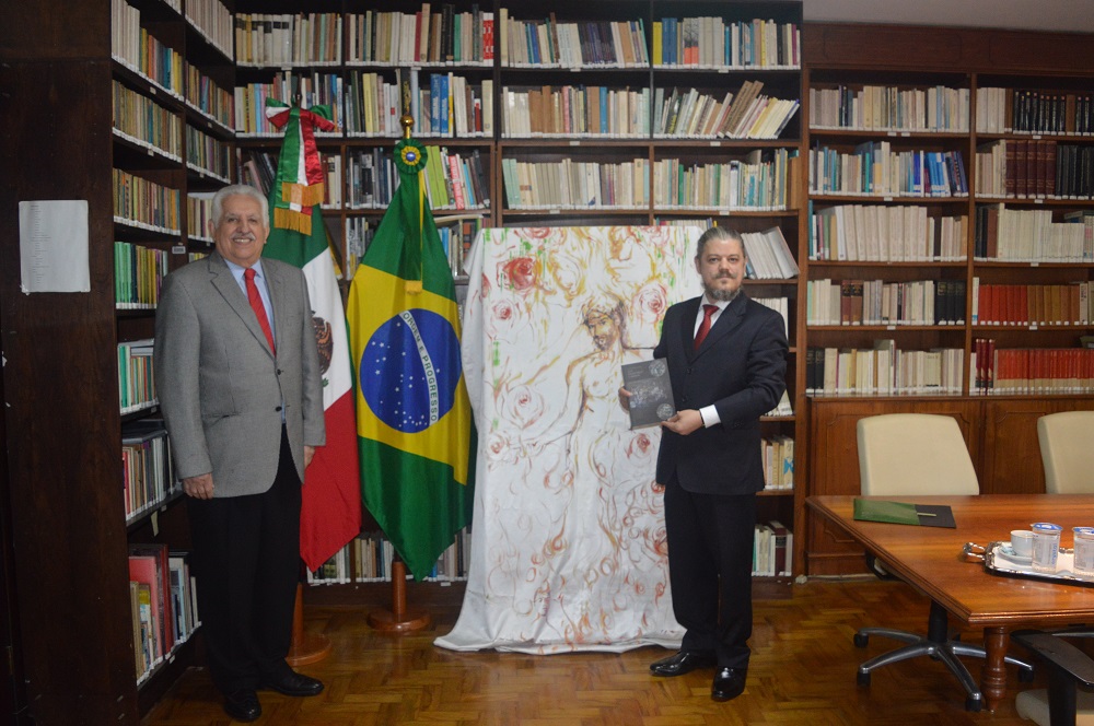 Cassiano Araujo entrega a obra Santo João Paulo II para Cônsul do México em São Paulo Dr. Raul Bolanos Cacho Cuzman