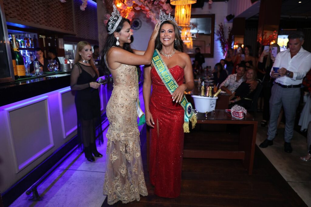 Simone Divin recebe a faixa e a coroa de Miss Nuestra Beleza Brasil Universo 2023