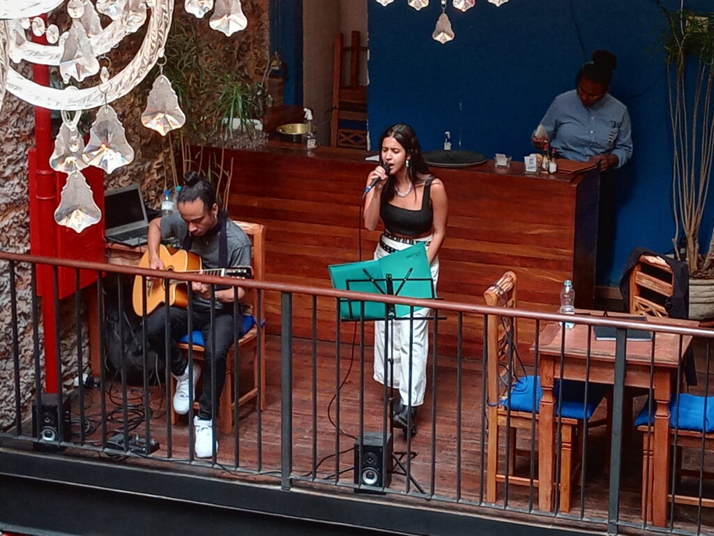 Clarissa Chaves apresenta o show "Ao Seu Lado", com o violonista Bruno Cardoso