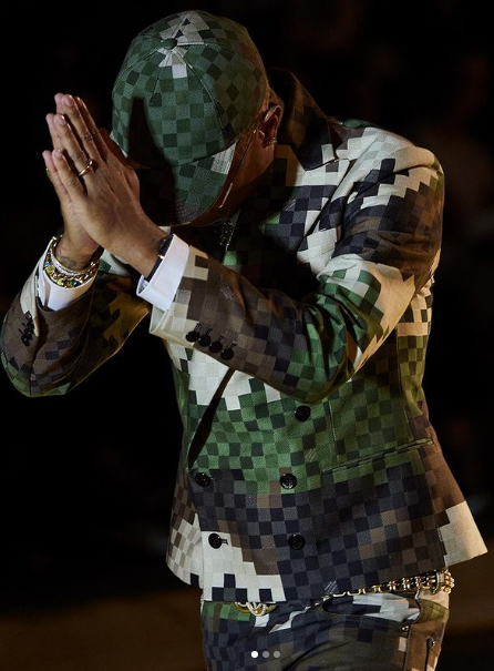 Pharrell Williams encerrou seu desfile de estreia para a Louis Vuitton