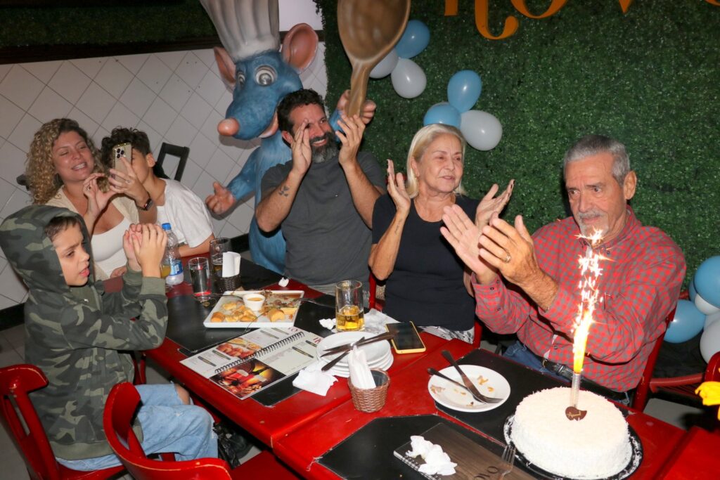 Barbara Borges e Iran Malfitano se reuniram para celebrar o aniversario do pai do ator 