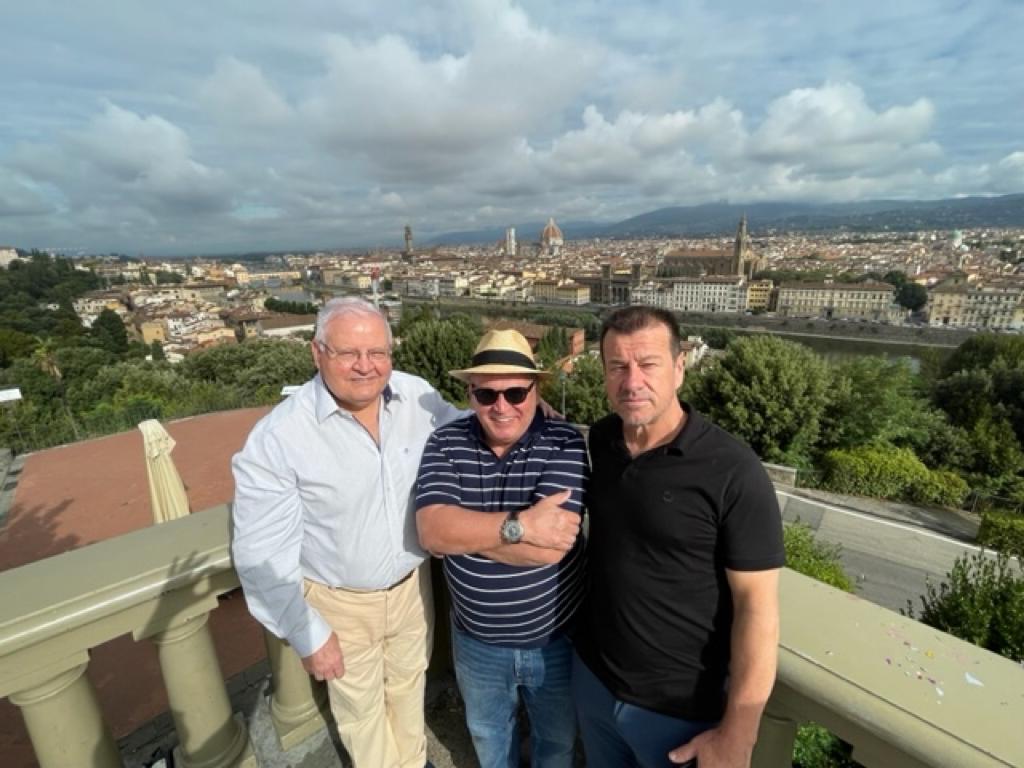 Sidney Oliveira faz tour na Toscana ao lado do eterno capitão Dunga e amigos