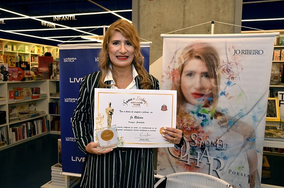 Atriz e Apresentadora Viviane Alves homenageia Jornalista Jo Ribeiro com Prêmio Fama & Destaque