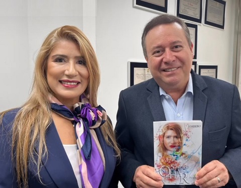 Deputado Léo Oliveira recebeu a autora Jo Ribeiro na Alesp para entrega do livro Poesias Sob o Meu Olhar