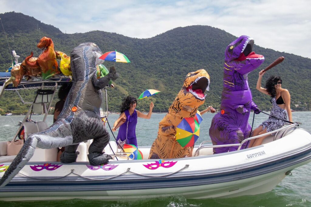 Carnaval em São Sebastião começa no mar e invade a praia