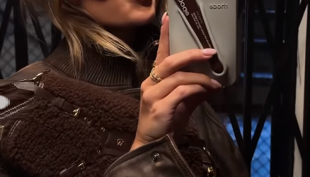 Rhode lança capa para celular que tem um porta gloss