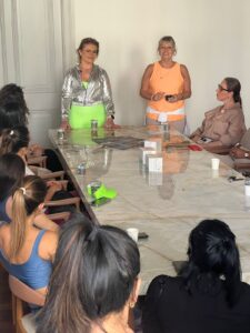 Mulheres se reúnem em ambiente deslumbrante na Casa Milano para bate-papo com a renomada nutricionista Tatiane Flores e aulão de yoga do Kaiut 