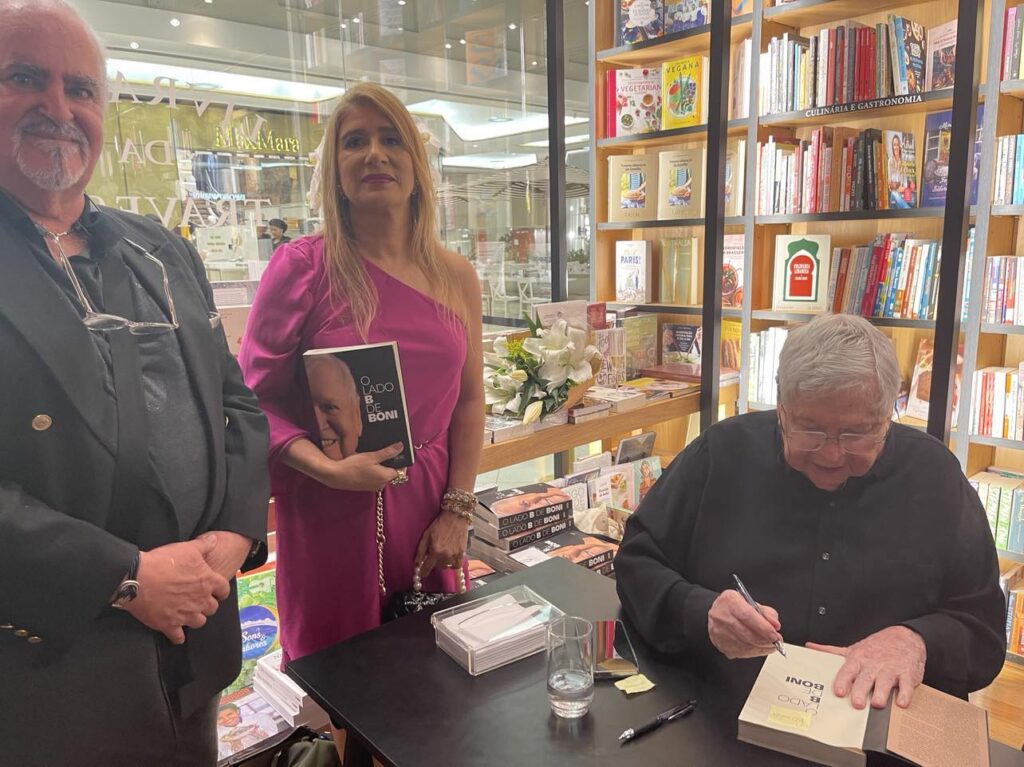 Boni lança livro em SP reune a imprensa, artistas e fãs