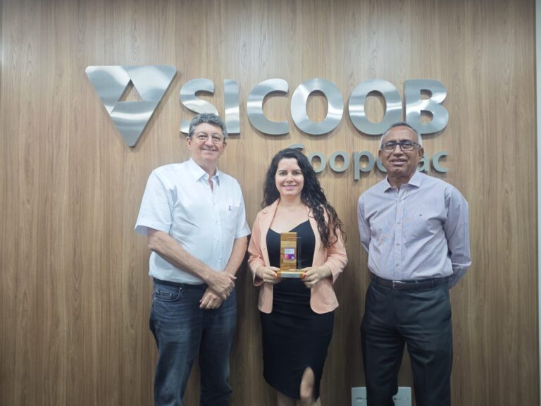 Sicoob Cooperac recebeu um troféu de primeira colocada, na categoria cooperativas de crédito, no subcorte pequenas empresas