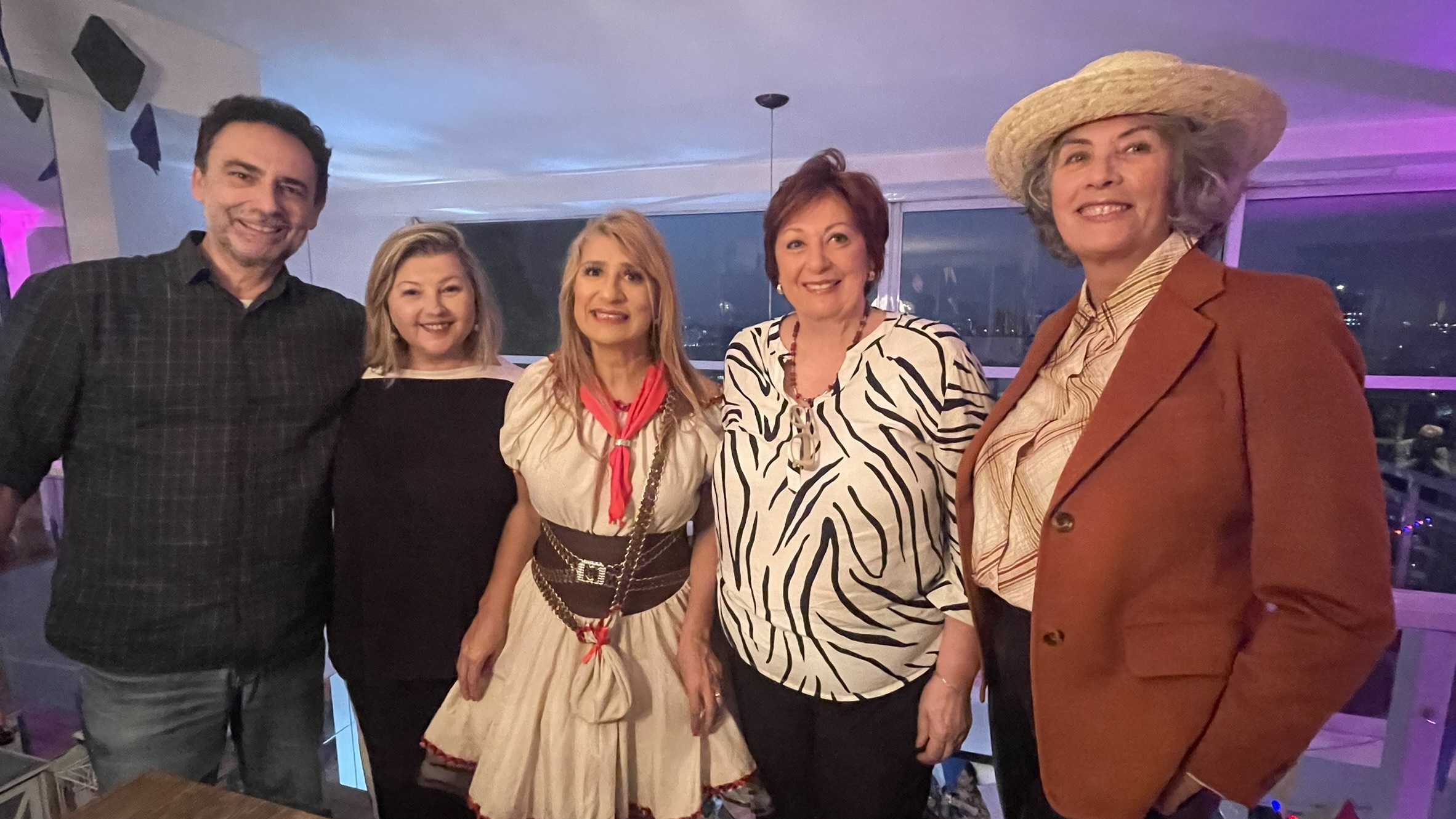 Arraiá da Confraria Mulheres 40+ agita o Morumbi com música, tradição e muita alegria com os artistas Gil Rhie e Marisa Mell