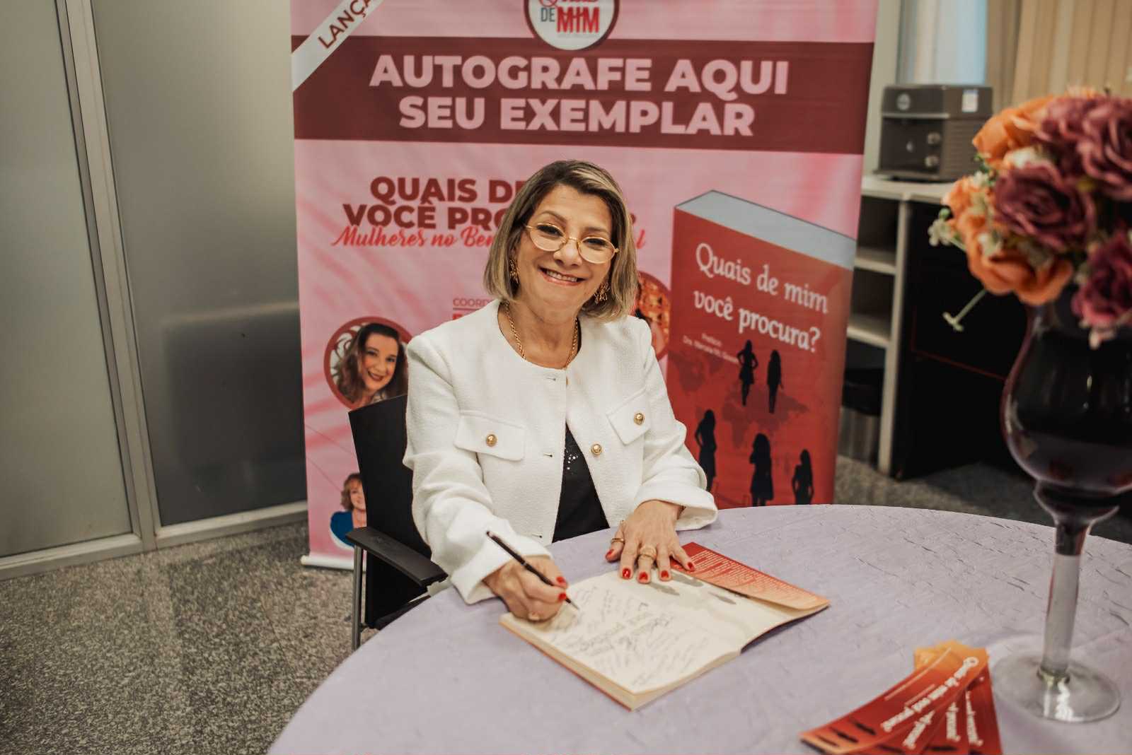 Lançamento do livro "Quais de Mim, Você Procura?" emociona e dá voz ao universo feminino