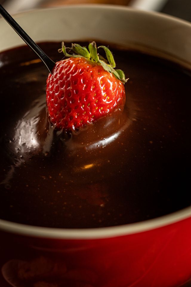 Must Restaurant tem fondue Lindt em edição limitada de inverno