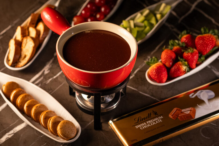 Must Restaurant tem fondue Lindt em edição limitada de inverno