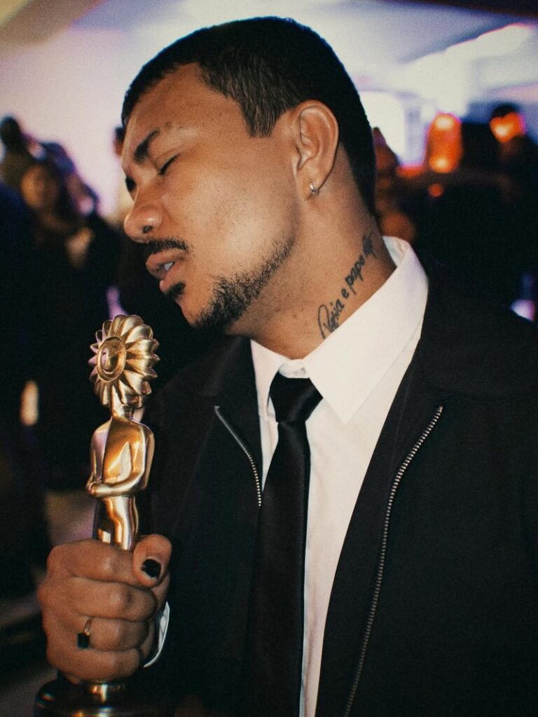 Xamã vence prêmio de Melhor Ator Coadjuvante no Festival de Gramado