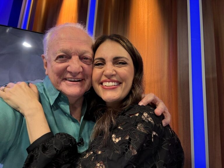 Chris Flores retorna à TV e fala de Milícia Digital em entrevista exclusiva a Flávio Ricco