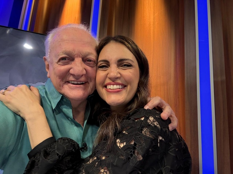 Chris Flores retorna à TV e fala de Milícia Digital
