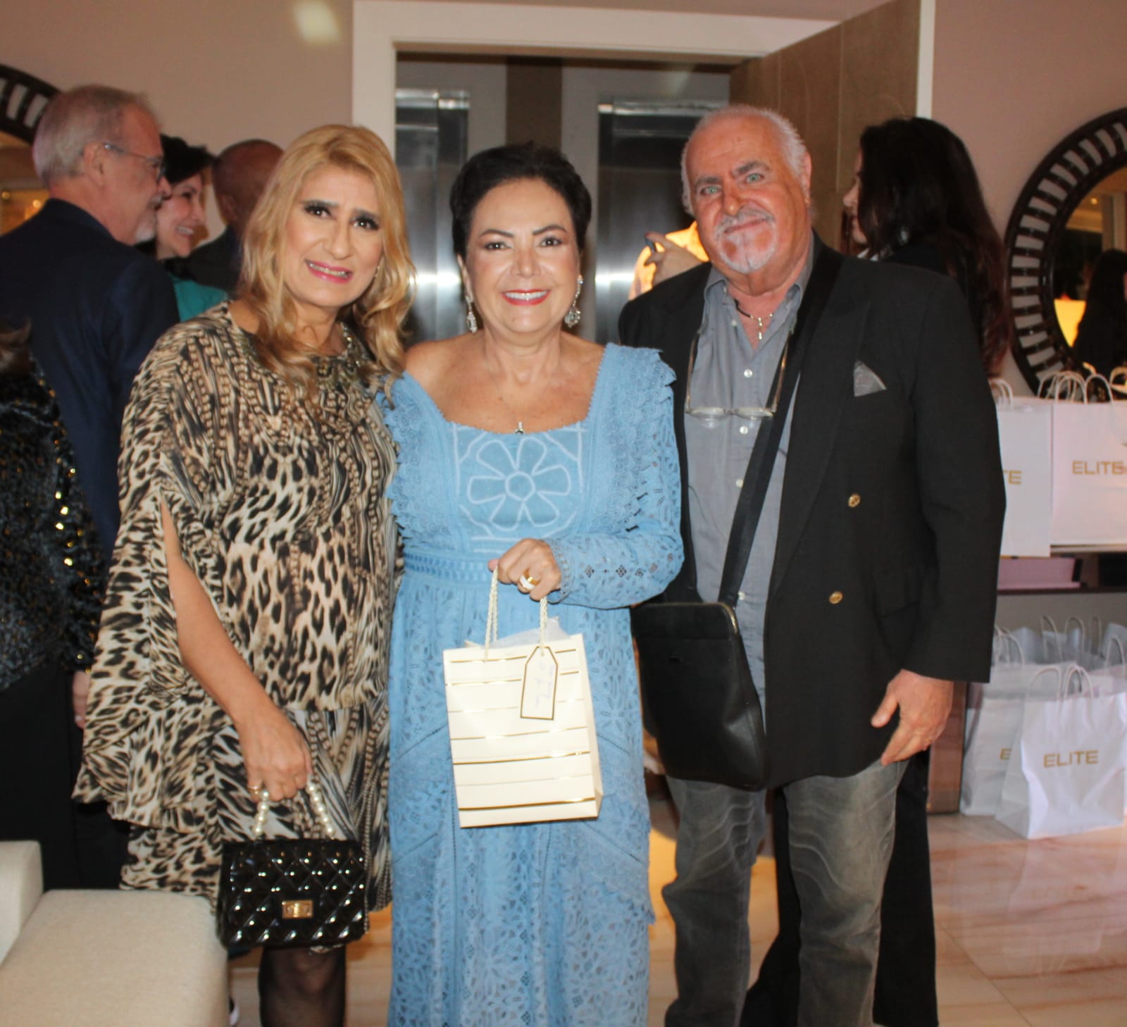 Rosely Cury recebe convidados para o lançamento de sua capa na Revista Elite nº 222