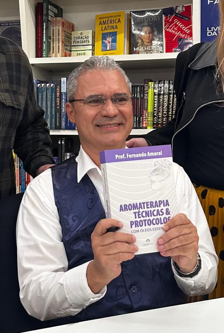 Professor Fernando Amaral lança livro sobre protocolos de aromaterapia integrativa em São Paulo