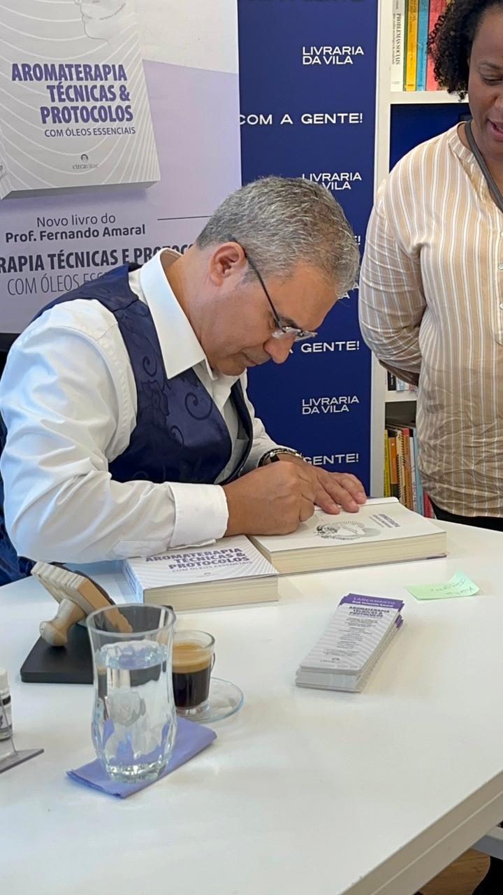 Professor Fernando Amaral lança livro sobre protocolos de aromaterapia integrativa em São Paulo