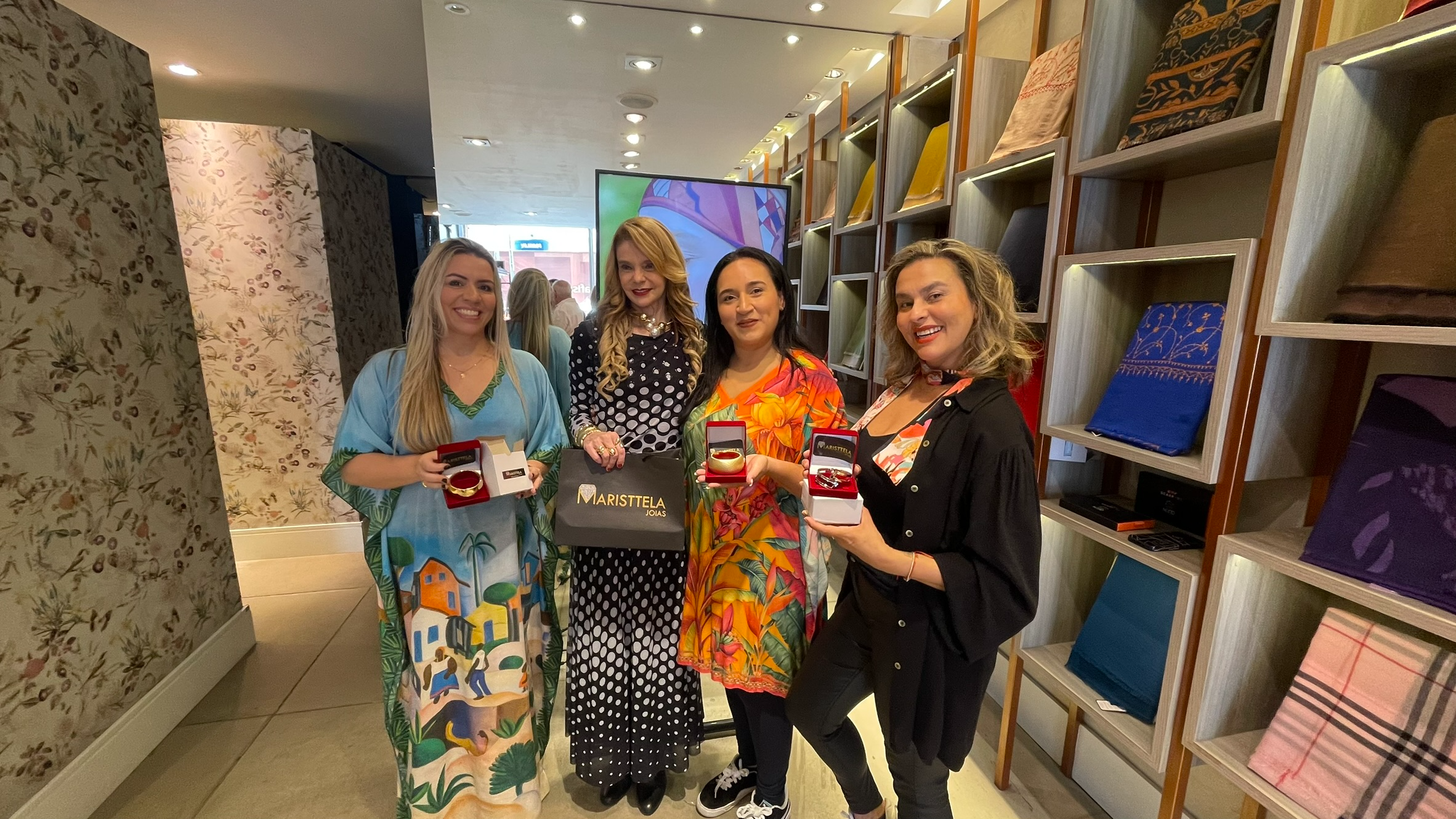 Encontro na Scarf Me Oscar Freire com a Confraria Mulheres 40+ no último sábado, 20/12