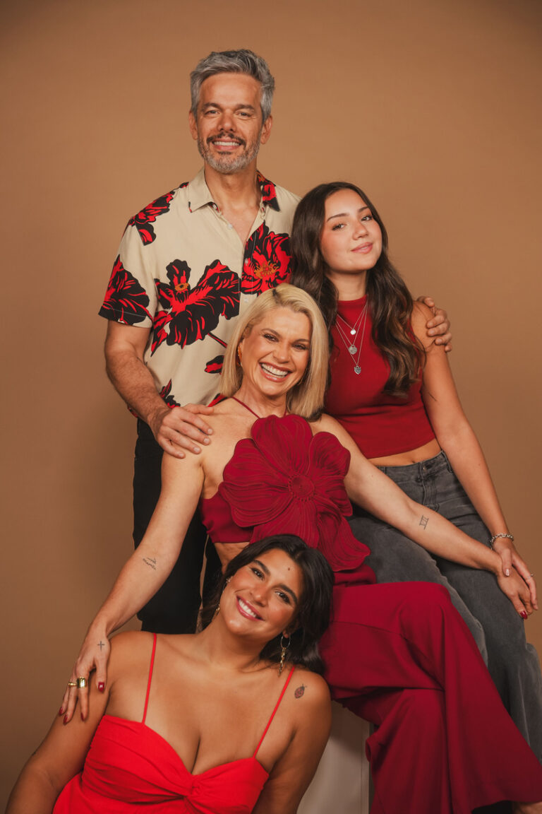Família reunida: Flávia Alessandra e Giulia Costa recebem Otaviano e Olivia Costa no episódio especial
