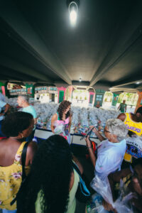 Karinah e Projeto Social da Mangueira promovem ação de Natal com doação de 2 mil cestas básicas na comunidade