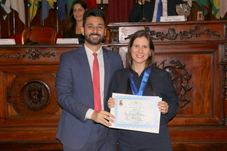 Evelyn Montesano recebeu a medalha Leila Diniz na Camara Municipal de Niteroi-RJ