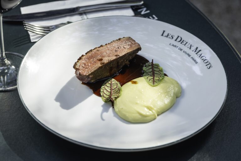 Revéillon do Restaurante Les Deux Magots tem ceia com banda ao vivo