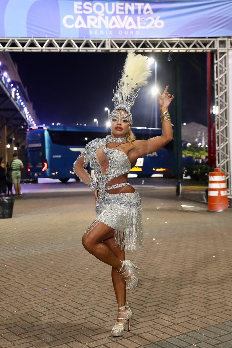 Quitéria Chagas representa o Império Serrano no mini desfile-esquenta para o Carnaval 2026 na Cidade do Samba