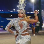 Quitéria Chagas representa o Império Serrano no mini desfile-esquenta para o Carnaval 2026 na Cidade do Samba
