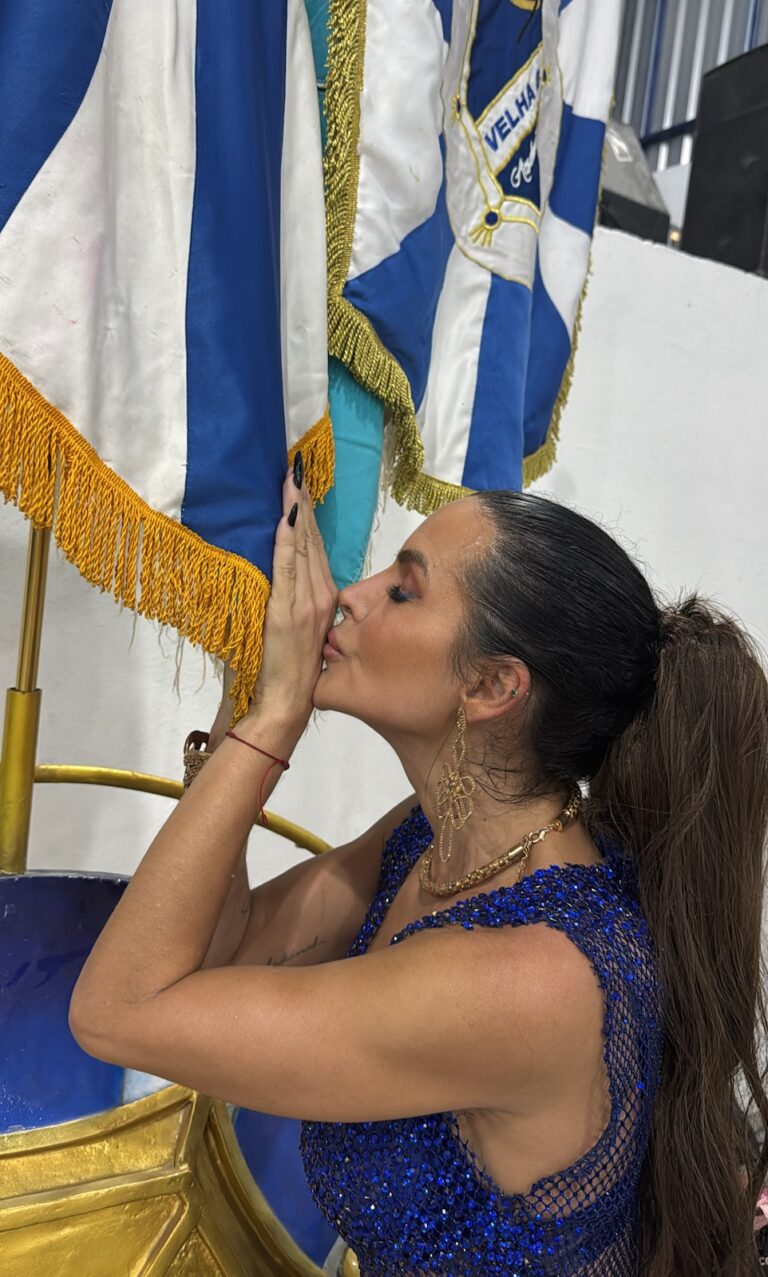 Rainha de Bateria Carla Prata e comunidade do Tucuruvi comemoram 50 anos da escola com ensaio histórico