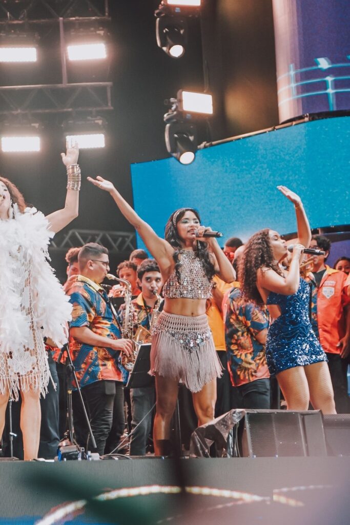 Lucy Alves participa de apresentação no Marco Zero