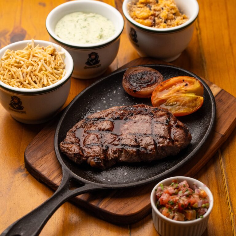 Banana Café em São Paulo faz sucesso em novo endereço repleto de novidades