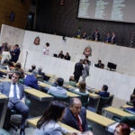 Novas legislações garantem direito a amamentação em creches e regulam venda de naming rights