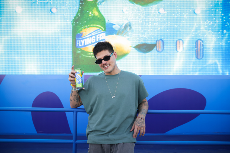Anna Rita Cerqueira, Fael e Gabriel Rocha marcam presença em stand de Flying Fish no Lollapalooza Brasil 2026