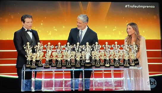 William Bonner é homenageado no SBT com 33 Troféus Imprensa, em noite histórica da televisão brasileira