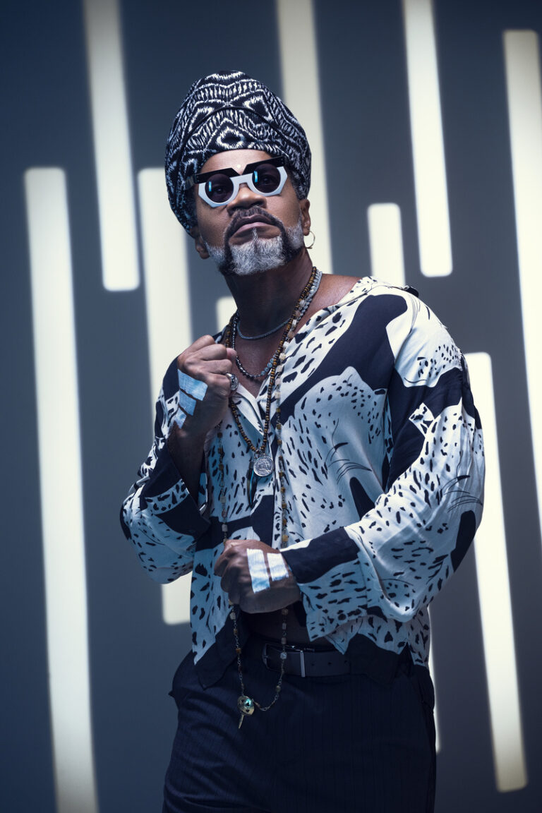 Carlinhos Brown sobe ao palco com suas filhas no Gala Trancoso da BrazilFoundation com o Instituto Capim Santo