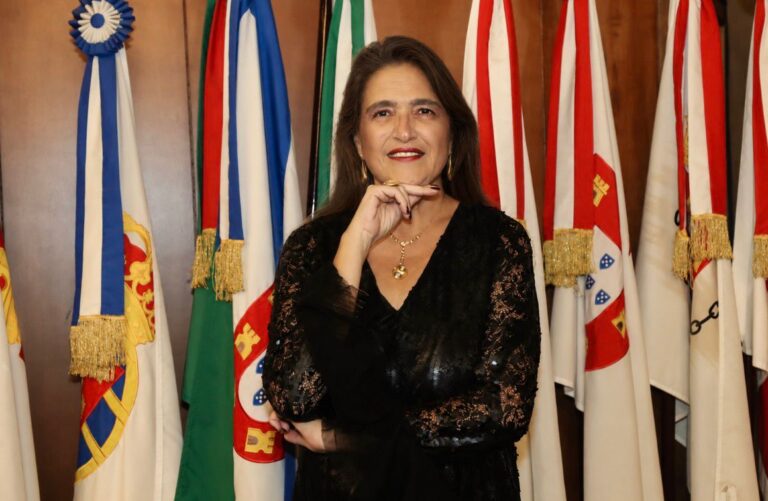 Juliana Puccini Viana recebe Medalha Ruth Cardoso em reconhecimento à sua atuação na defesa das mulheres