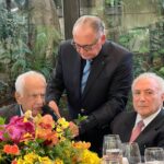 CAVES homenageia Pedro Simon em encontro que reuniu lideranças políticas e empresariais em São Paulo