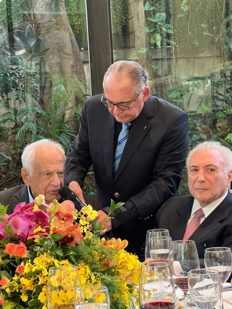 CAVES homenageia Pedro Simon em encontro que reuniu lideranças políticas e empresariais em São Paulo