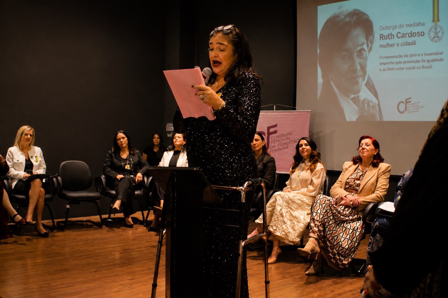 Juliana Puccini Vianna recebe Medalha Ruth Cardoso em noite marcada por emoção e reconhecimento
