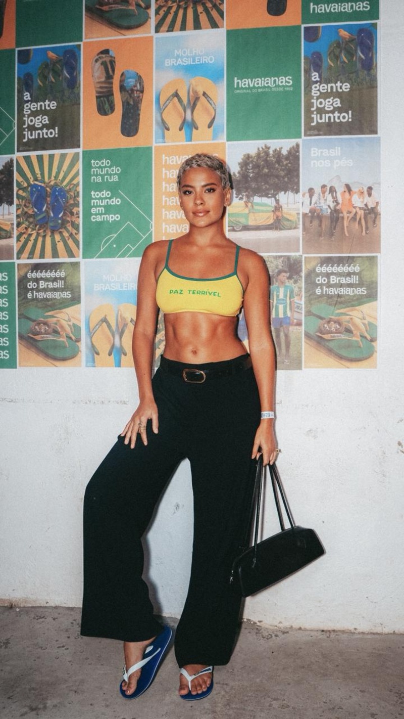 Futebol, samba e molho brasileiro: Havaianas reúne Sabrina Sato e bateria da Vila Isabel em evento no Rio